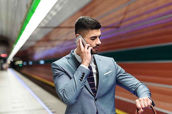 포토 JPG 서양인 남자 서류가방 비즈니스 실내 한명 들기 사람 정장 상반신 20대 성인 앞모습 스마트폰 비즈니스맨 플랫폼 손목시계 통화 프라하 외근 시계보기 성인남자한명만 국내포토 외국인 1 옷 뷰포인트 시계 가방 장신구 교통시설 모션 청년 내부 핸드폰 스마트기기 업무 직장인 체코 남자한명만 성인남자만 파일형식