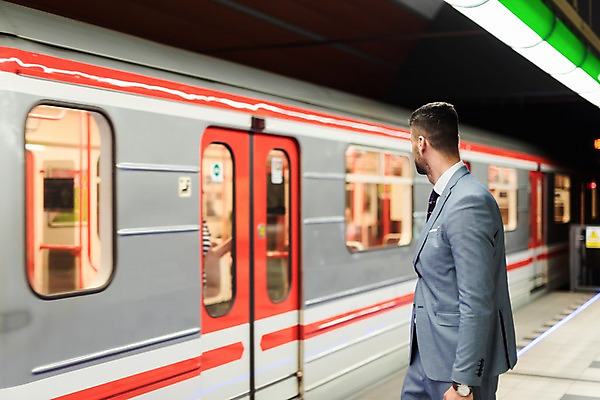 포토 JPG 서양인 응시 남자 서류가방 비즈니스 전등 실내 손잡이 한명 들기 사람 정장 상반신 20대 성인 옆모습 문 비즈니스맨 전철 플랫폼 프라하 정차 외근 성인남자한명만 국내포토 외국인 1 시선 옷 육상교통 뷰포인트 가방 교통시설 모션 조명 대중교통 청년 내부 업무 직장인 체코 남자한명만 성인남자만 파일형식