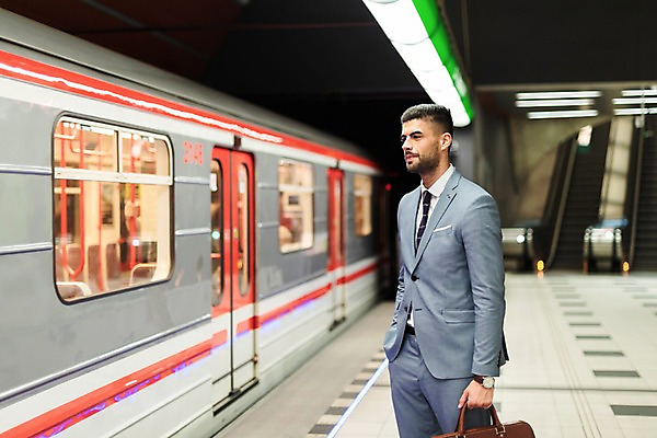 포토 JPG 서양인 응시 남자 서류가방 비즈니스 전등 실내 손잡이 한명 서기 들기 사람 정장 상반신 20대 성인 옆모습 비즈니스맨 전철 프라하 정차 외근 성인남자한명만 국내포토 외국인 1 시선 옷 육상교통 뷰포인트 가방 모션 조명 대중교통 청년 내부 업무 직장인 체코 남자한명만 성인남자만 파일형식