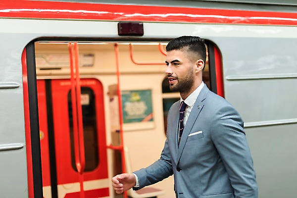 포토 JPG 서양인 응시 남자 비즈니스 실내 손잡이 한명 미소 사람 정장 상반신 20대 성인 옆모습 걷기 비즈니스맨 오픈 전철 프라하 외근 성인남자한명만 국내포토 외국인 1 시선 옷 육상교통 뷰포인트 모션 대중교통 표정 청년 내부 업무 직장인 체코 남자한명만 성인남자만 파일형식