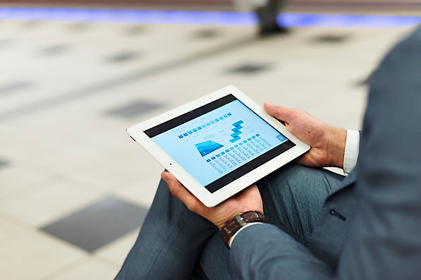 포토 JPG 서양인 응시 남자 비즈니스 그래프 실내 한명 사람 앉기 정장 상반신 20대 성인 옆모습 신체부위 태블릿 양손 비즈니스맨 플랫폼 프라하 외근 성인남자한명만 국내포토 외국인 1 손 시선 옷 뷰포인트 교통시설 모션 청년 내부 전자제품 스마트기기 업무 직장인 체코 남자한명만 성인남자만 파일형식