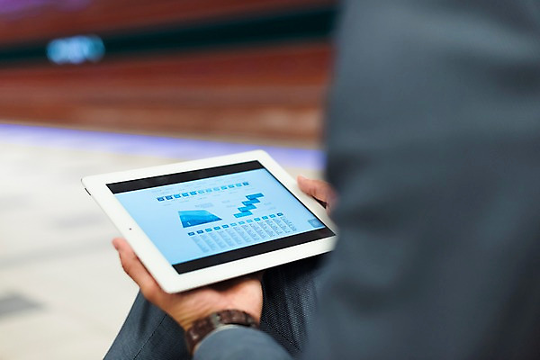 포토 JPG 서양인 손 남자 비즈니스 그래프 실내 한명 들기 사람 앉기 정장 상반신 20대 성인 뒷모습 신체부위 태블릿 비즈니스맨 플랫폼 프라하 외근 성인남자한명만 국내포토 외국인 1 옷 뷰포인트 교통시설 모션 청년 내부 전자제품 스마트기기 업무 직장인 체코 남자한명만 성인남자만 파일형식