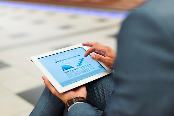 포토 JPG 서양인 남자 비즈니스 그래프 실내 한명 사람 앉기 정장 근접촬영 상반신 20대 성인 옆모습 신체부위 태블릿 터치 양손 비즈니스맨 플랫폼 프라하 외근 성인남자한명만 국내포토 외국인 1 손 옷 뷰포인트 교통시설 모션 청년 내부 전자제품 스마트기기 업무 직장인 체코 남자한명만 성인남자만 파일형식