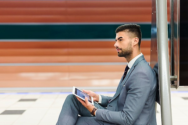 포토 JPG 서양인 응시 남자 비즈니스 실내 한명 미소 들기 사람 앉기 정장 상반신 20대 성인 옆모습 기댐 비즈니스맨 플랫폼 프라하 외근 성인남자한명만 국내포토 외국인 1 시선 옷 뷰포인트 교통시설 모션 표정 청년 내부 업무 직장인 체코 남자한명만 성인남자만 파일형식