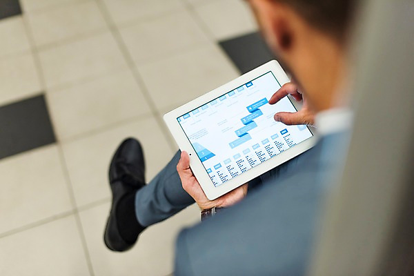 포토 JPG 전신 서양인 응시 남자 비즈니스 그래프 실내 한명 사람 앉기 정장 20대 성인 뒷모습 태블릿 터치 비즈니스맨 플랫폼 프라하 외근 성인남자한명만 국내포토 외국인 1 시선 옷 뷰포인트 교통시설 모션 청년 내부 전자제품 스마트기기 업무 직장인 체코 남자한명만 성인남자만 파일형식