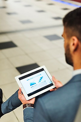 포토 JPG 전신 서양인 응시 남자 비즈니스 그래프 실내 한명 들기 사람 앉기 정장 20대 성인 뒷모습 태블릿 비즈니스맨 플랫폼 프라하 외근 성인남자한명만 국내포토 외국인 1 시선 옷 뷰포인트 교통시설 모션 청년 내부 전자제품 스마트기기 업무 직장인 체코 남자한명만 성인남자만 파일형식