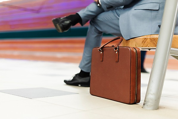 포토 JPG 서양인 남자 벤치 서류가방 비즈니스 실내 한명 사람 앉기 정장 근접촬영 20대 성인 옆모습 하반신 비즈니스맨 프라하 외근 성인남자한명만 국내포토 외국인 1 옷 뷰포인트 의자 가방 모션 청년 내부 업무 직장인 체코 남자한명만 성인남자만 파일형식