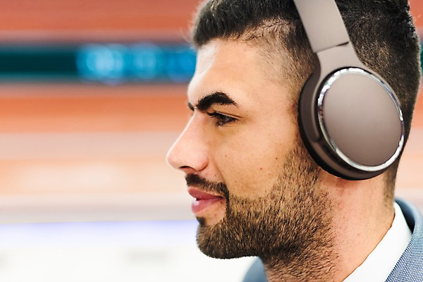 포토 JPG 서양인 응시 남자 얼굴 비즈니스 한명 미소 사람 정장 근접촬영 20대 성인 신체부위 헤드셋 감상 듣기 비즈니스맨 프라하 외근 성인남자한명만 국내포토 외국인 1 시선 옷 뷰포인트 음향기기 모션 표정 청년 헤드폰 업무 직장인 체코 남자한명만 성인남자만 파일형식