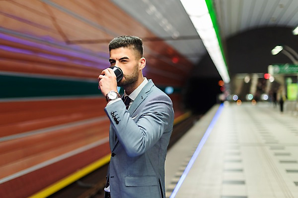 포토 JPG 서양인 응시 남자 커피 비즈니스 한명 사람 정장 상반신 20대 성인 옆모습 마시기 비즈니스맨 기다림 플랫폼 프라하 외근 테이크아웃컵 성인남자한명만 국내포토 외국인 1 시선 옷 음료 뷰포인트 교통시설 모션 청년 컵 업무 직장인 체코 남자한명만 성인남자만 파일형식