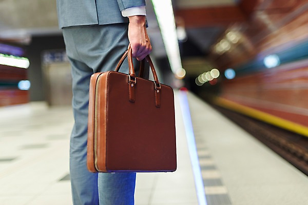 포토 JPG 서양인 남자 서류가방 비즈니스 한명 서기 들기 사람 정장 근접촬영 20대 성인 옆모습 하반신 비즈니스맨 플랫폼 프라하 외근 성인남자한명만 국내포토 외국인 1 옷 뷰포인트 가방 교통시설 모션 청년 업무 직장인 체코 남자한명만 성인남자만 파일형식