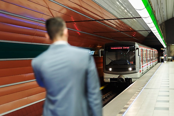 포토 JPG 서양인 응시 남자 비즈니스 한명 사람 정장 상반신 20대 성인 뒷모습 비즈니스맨 전철 플랫폼 프라하 정차 외근 성인남자한명만 국내포토 외국인 1 시선 옷 육상교통 뷰포인트 교통시설 대중교통 청년 업무 직장인 체코 남자한명만 성인남자만 파일형식