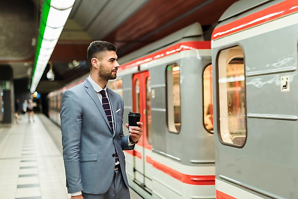 포토 JPG 서양인 응시 남자 비즈니스 전등 실내 한명 서기 들기 사람 정장 상반신 20대 성인 옆모습 비즈니스맨 전철 플랫폼 프라하 정차 외근 테이크아웃컵 성인남자한명만 국내포토 외국인 1 시선 옷 육상교통 뷰포인트 교통시설 모션 조명 대중교통 청년 내부 컵 업무 직장인 체코 남자한명만 성인남자만 파일형식