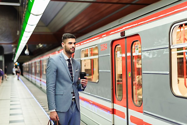 포토 JPG 서양인 응시 남자 서류가방 비즈니스 전등 한명 서기 들기 사람 정장 상반신 20대 성인 옆모습 문 비즈니스맨 전철 플랫폼 프라하 정차 외근 테이크아웃컵 성인남자한명만 국내포토 외국인 1 시선 옷 육상교통 뷰포인트 가방 교통시설 모션 조명 대중교통 청년 컵 업무 직장인 체코 남자한명만 성인남자만 파일형식