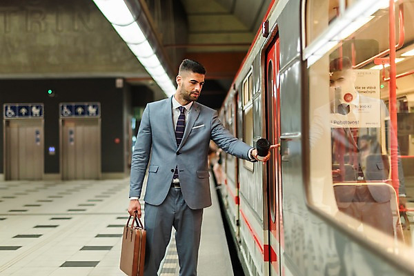 포토 JPG 서양인 남자 서류가방 비즈니스 실내 한명 들기 사람 정장 상반신 20대 성인 앞모습 문 터치 비즈니스맨 누름 전철 엘리베이터 플랫폼 프라하 외근 테이크아웃컵 성인남자한명만 국내포토 외국인 1 옷 육상교통 뷰포인트 가방 교통시설 모션 대중교통 청년 내부 컵 업무 직장인 체코 남자한명만 성인남자만 파일형식