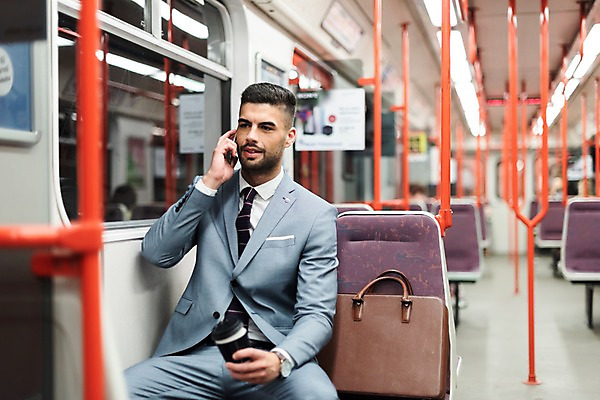 포토 JPG 서양인 응시 남자 서류가방 비즈니스 실내 손잡이 한명 들기 사람 정장 상반신 20대 성인 앞모습 스마트폰 비즈니스맨 전철 통화 프라하 외근 테이크아웃컵 성인남자한명만 국내포토 외국인 1 시선 옷 육상교통 뷰포인트 가방 모션 대중교통 청년 내부 컵 핸드폰 스마트기기 업무 직장인 체코 남자한명만 성인남자만 파일형식