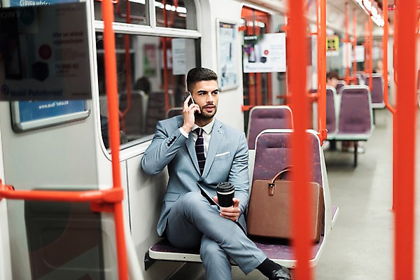 포토 JPG 전신 서양인 응시 남자 의자 서류가방 비즈니스 실내 손잡이 한명 들기 사람 앉기 정장 20대 성인 앞모습 스마트폰 비즈니스맨 전철 통화 프라하 외근 테이크아웃컵 성인남자한명만 국내포토 외국인 1 시선 옷 육상교통 뷰포인트 가구 가방 모션 대중교통 청년 내부 컵 핸드폰 스마트기기 업무 직장인 체코 남자한명만 성인남자만 파일형식