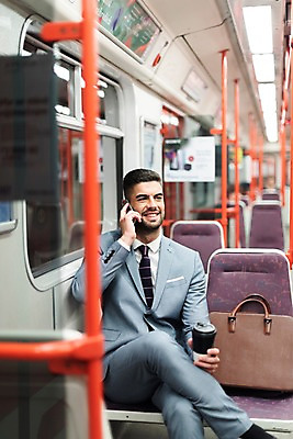 포토 JPG 전신 서양인 남자 의자 서류가방 비즈니스 실내 손잡이 한명 미소 들기 사람 앉기 정장 상반신 20대 성인 앞모습 스마트폰 비즈니스맨 전철 통화 프라하 외근 테이크아웃컵 성인남자한명만 국내포토 외국인 1 옷 육상교통 뷰포인트 가구 가방 모션 대중교통 표정 청년 내부 컵 핸드폰 스마트기기 업무 직장인 체코 남자한명만 성인남자만 파일형식