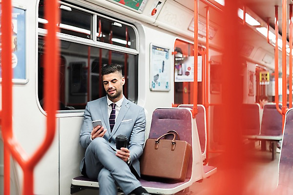 포토 JPG 서양인 응시 남자 의자 서류가방 비즈니스 실내 한명 미소 들기 사람 앉기 정장 상반신 20대 성인 앞모습 아웃포커스 스마트폰 비즈니스맨 전철 프라하 외근 테이크아웃컵 성인남자한명만 국내포토 외국인 1 시선 옷 육상교통 뷰포인트 가구 가방 모션 대중교통 촬영기법 표정 청년 내부 컵 핸드폰 스마트기기 업무 직장인 체코 남자한명만 성인남자만 파일형식