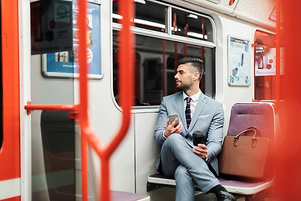 포토 JPG 전신 서양인 응시 남자 의자 서류가방 비즈니스 실내 한명 미소 들기 사람 앉기 정장 20대 성인 앞모습 아웃포커스 스마트폰 비즈니스맨 전철 창가 프라하 외근 테이크아웃컵 성인남자한명만 국내포토 외국인 1 시선 옷 육상교통 뷰포인트 가구 가방 창문 모션 대중교통 촬영기법 표정 청년 내부 컵 핸드폰 스마트기기 업무 직장인 체코 남자한명만 성인남자만 파일형식