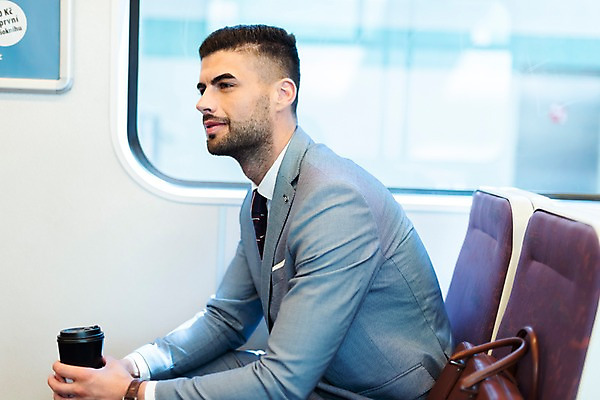 포토 JPG 서양인 응시 남자 의자 서류가방 비즈니스 실내 한명 미소 들기 사람 앉기 정장 상반신 20대 성인 옆모습 비즈니스맨 전철 프라하 외근 테이크아웃컵 성인남자한명만 국내포토 외국인 1 시선 옷 육상교통 뷰포인트 가구 가방 모션 대중교통 표정 청년 내부 컵 업무 직장인 체코 남자한명만 성인남자만 파일형식