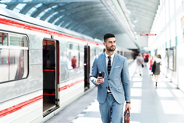 포토 JPG 주간 서양인 응시 여자 남자 서류가방 비즈니스 들기 사람 정장 여러명 상반신 20대 성인 앞모습 아웃포커스 문 걷기 비즈니스맨 오픈 전철 플랫폼 프라하 외근 테이크아웃컵 국내포토 자연요소 외국인 시선 옷 육상교통 뷰포인트 다수 가방 교통시설 모션 대중교통 촬영기법 청년 컵 업무 직장인 체코 파일형식