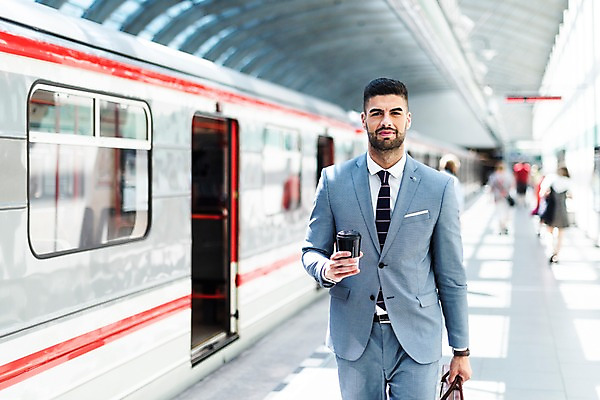 포토 JPG 서양인 응시 남자 서류가방 비즈니스 한명 들기 사람 정장 상반신 20대 성인 앞모습 문 비즈니스맨 오픈 전철 플랫폼 프라하 외근 테이크아웃컵 성인남자한명만 국내포토 외국인 1 시선 옷 육상교통 뷰포인트 가방 교통시설 모션 대중교통 청년 컵 업무 직장인 체코 남자한명만 성인남자만 파일형식