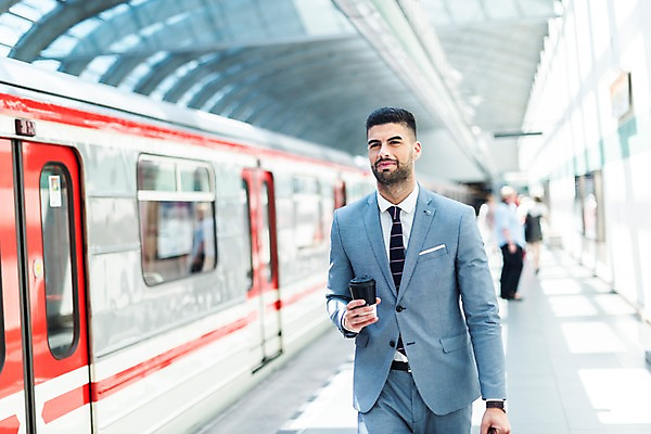 포토 JPG 주간 서양인 남자 서류가방 비즈니스 한명 들기 사람 정장 상반신 20대 성인 앞모습 걷기 비즈니스맨 전철 플랫폼 프라하 외근 테이크아웃컵 성인남자한명만 국내포토 자연요소 외국인 1 옷 육상교통 뷰포인트 가방 교통시설 모션 대중교통 청년 컵 업무 직장인 체코 남자한명만 성인남자만 파일형식
