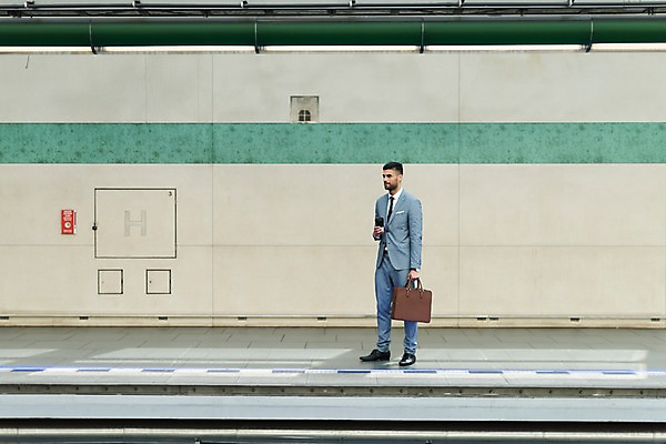 포토 JPG 주간 전신 서양인 응시 남자 서류가방 비즈니스 한명 서기 들기 사람 정장 20대 성인 옆모습 비즈니스맨 플랫폼 프라하 외근 테이크아웃컵 성인남자한명만 국내포토 자연요소 외국인 1 시선 옷 뷰포인트 가방 교통시설 모션 청년 컵 업무 직장인 체코 남자한명만 성인남자만 파일형식