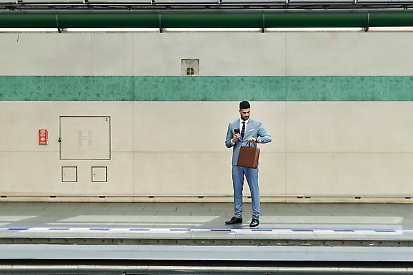 포토 JPG 주간 전신 서양인 남자 서류가방 비즈니스 한명 서기 사람 정장 20대 성인 앞모습 비즈니스맨 플랫폼 프라하 외근 테이크아웃컵 성인남자한명만 국내포토 자연요소 외국인 1 옷 뷰포인트 가방 교통시설 모션 청년 컵 업무 직장인 체코 남자한명만 성인남자만 파일형식