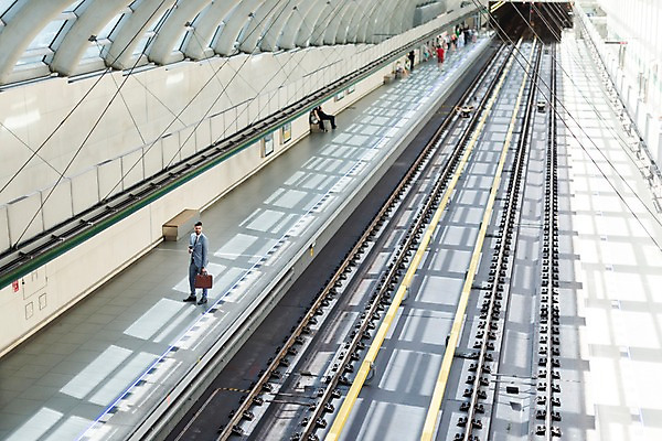 포토 JPG 주간 전신 서양인 남자 서류가방 비즈니스 한명 서기 들기 사람 정장 여러명 20대 성인 옆모습 하이앵글 기찻길 비즈니스맨 군중 프라하 외근 성인남자한명만 철도의날 국내포토 자연요소 외국인 1 옷 뷰포인트 다수 가방 모션 청년 업무 직장인 체코 남자한명만 성인남자만 파일형식 법정기념일