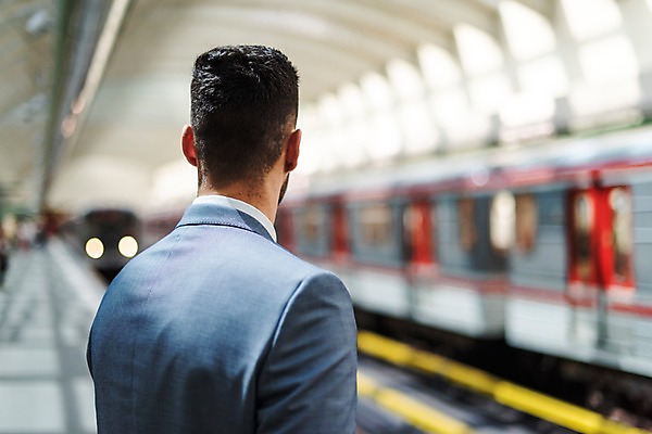 포토 JPG 서양인 응시 남자 비즈니스 한명 사람 정장 상반신 20대 성인 뒷모습 비즈니스맨 전철 플랫폼 프라하 정차 외근 성인남자한명만 국내포토 외국인 1 시선 옷 육상교통 뷰포인트 교통시설 대중교통 청년 업무 직장인 체코 남자한명만 성인남자만 파일형식