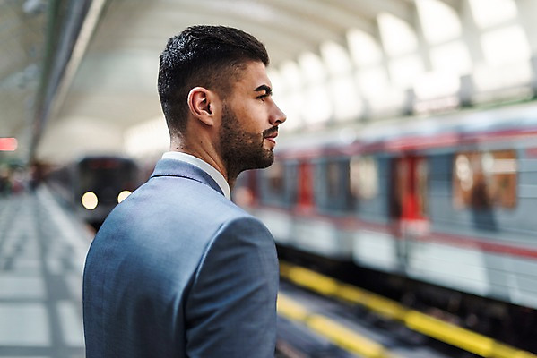 포토 JPG 서양인 응시 남자 비즈니스 한명 사람 정장 상반신 20대 성인 옆모습 비즈니스맨 전철 플랫폼 프라하 정차 외근 성인남자한명만 국내포토 외국인 1 시선 옷 육상교통 뷰포인트 교통시설 대중교통 청년 업무 직장인 체코 남자한명만 성인남자만 파일형식