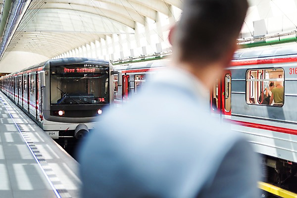 포토 JPG 서양인 응시 남자 비즈니스 한명 서기 사람 정장 상반신 20대 성인 뒷모습 비즈니스맨 전철 플랫폼 프라하 정차 외근 성인남자한명만 국내포토 외국인 1 시선 옷 육상교통 뷰포인트 교통시설 모션 대중교통 청년 업무 직장인 체코 남자한명만 성인남자만 파일형식