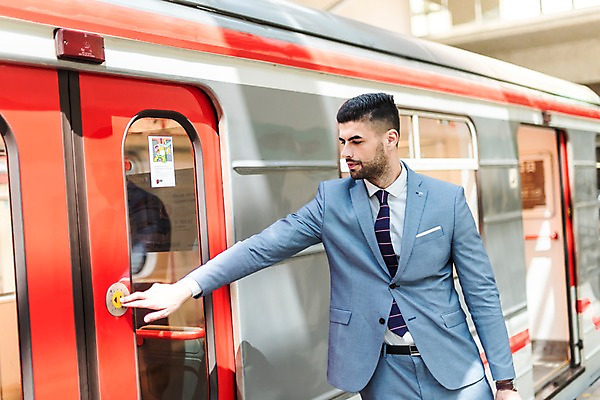 포토 JPG 서양인 응시 남자 비즈니스 한명 사람 정장 상반신 20대 성인 앞모습 문 터치 비즈니스맨 전철 프라하 외근 성인남자한명만 국내포토 외국인 1 시선 옷 육상교통 뷰포인트 대중교통 청년 업무 직장인 체코 남자한명만 성인남자만 파일형식