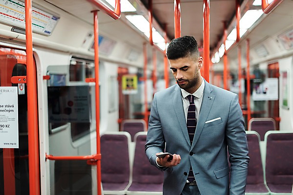 포토 JPG 서양인 응시 남자 의자 비즈니스 실내 한명 서기 사람 정장 상반신 20대 성인 앞모습 스마트폰 기댐 비즈니스맨 전철 프라하 외근 성인남자한명만 국내포토 외국인 1 시선 옷 육상교통 뷰포인트 가구 모션 대중교통 청년 내부 핸드폰 스마트기기 업무 직장인 체코 남자한명만 성인남자만 파일형식