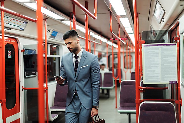 포토 JPG 서양인 응시 남자 의자 서류가방 비즈니스 실내 손잡이 한명 서기 들기 사람 정장 상반신 20대 성인 앞모습 스마트폰 기댐 비즈니스맨 전철 프라하 외근 성인남자한명만 국내포토 외국인 1 시선 옷 육상교통 뷰포인트 가구 가방 모션 대중교통 청년 내부 핸드폰 스마트기기 업무 직장인 체코 남자한명만 성인남자만 파일형식
