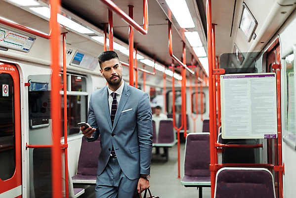 포토 JPG 서양인 응시 남자 의자 서류가방 비즈니스 실내 손잡이 한명 서기 들기 사람 정장 상반신 20대 성인 앞모습 스마트폰 문 기댐 비즈니스맨 전철 프라하 외근 성인남자한명만 국내포토 외국인 1 시선 옷 육상교통 뷰포인트 가구 가방 모션 대중교통 청년 내부 핸드폰 스마트기기 업무 직장인 체코 남자한명만 성인남자만 파일형식