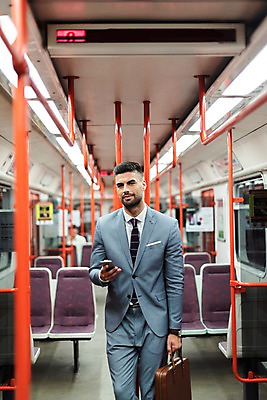 포토 JPG 서양인 응시 남자 의자 서류가방 비즈니스 실내 손잡이 한명 서기 들기 사람 정장 상반신 20대 성인 앞모습 스마트폰 기댐 비즈니스맨 전철 프라하 외근 성인남자한명만 국내포토 외국인 1 시선 옷 육상교통 뷰포인트 가구 가방 모션 대중교통 청년 내부 핸드폰 스마트기기 업무 직장인 체코 남자한명만 성인남자만 파일형식