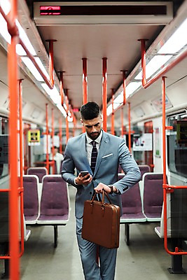 포토 JPG 서양인 응시 남자 의자 서류가방 비즈니스 손잡이 한명 서기 들기 사람 정장 상반신 20대 성인 앞모습 스마트폰 기댐 비즈니스맨 전철 손목시계 프라하 외근 시계보기 성인남자한명만 국내포토 외국인 1 시선 옷 육상교통 뷰포인트 시계 가구 가방 장신구 모션 대중교통 청년 핸드폰 스마트기기 업무 직장인 체코 남자한명만 성인남자만 파일형식