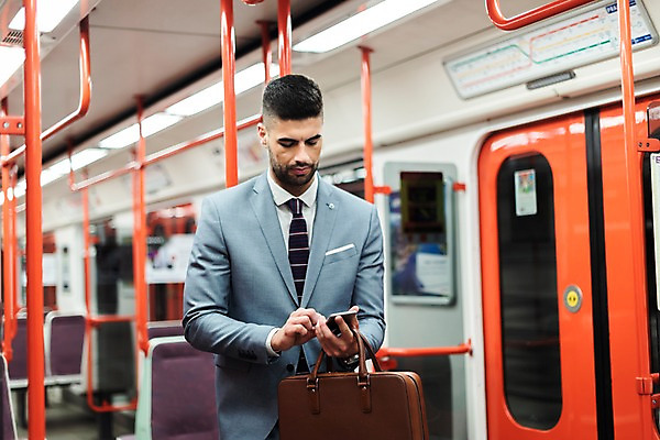 포토 JPG 서양인 응시 남자 서류가방 비즈니스 실내 손잡이 한명 들기 사람 정장 상반신 20대 성인 앞모습 스마트폰 문 기댐 터치 비즈니스맨 전철 프라하 외근 버스노선도 성인남자한명만 국내포토 외국인 1 시선 옷 육상교통 뷰포인트 가방 모션 대중교통 청년 내부 핸드폰 스마트기기 업무 직장인 체코 노선도 남자한명만 성인남자만 파일형식