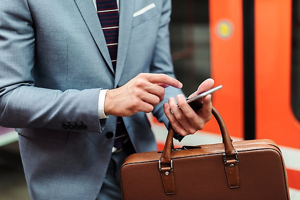 포토 JPG 서양인 남자 서류가방 비즈니스 손가락 한명 들기 사람 정장 상반신 20대 성인 옆모습 스마트폰 문 터치 비즈니스맨 전철 프라하 외근 성인남자한명만 국내포토 외국인 1 손 옷 육상교통 뷰포인트 가방 모션 대중교통 청년 핸드폰 스마트기기 업무 직장인 체코 남자한명만 성인남자만 파일형식