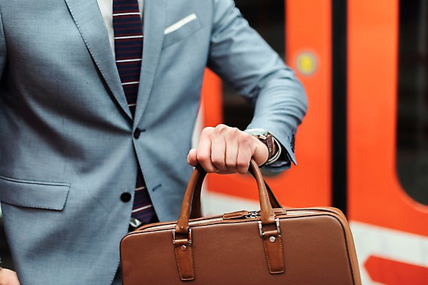 포토 JPG 서양인 남자 서류가방 비즈니스 한명 들기 사람 정장 상반신 20대 성인 앞모습 문 비즈니스맨 전철 손목시계 프라하 외근 시계보기 성인남자한명만 국내포토 외국인 1 옷 육상교통 뷰포인트 시계 가방 장신구 모션 대중교통 청년 업무 직장인 체코 남자한명만 성인남자만 파일형식