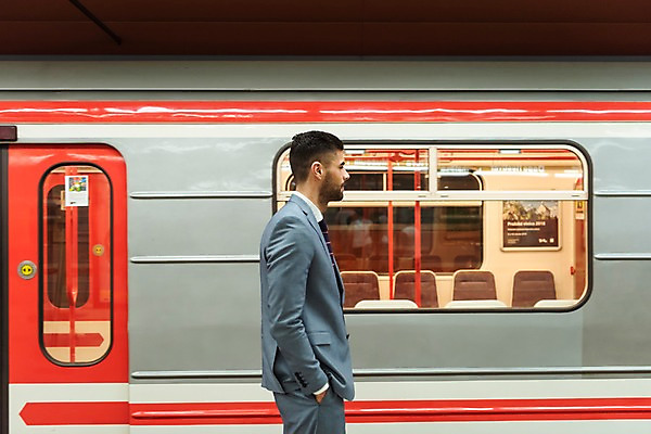 포토 JPG 서양인 남자 의자 비즈니스 한명 사람 정장 상반신 20대 성인 옆모습 걷기 비즈니스맨 전철 주머니손 프라하 외근 성인남자한명만 국내포토 외국인 1 옷 육상교통 뷰포인트 가구 모션 대중교통 청년 업무 직장인 체코 남자한명만 성인남자만 파일형식