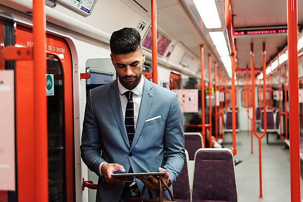 포토 JPG 서양인 응시 남자 의자 서류가방 비즈니스 실내 손잡이 한명 서기 들기 사람 정장 상반신 20대 성인 앞모습 태블릿 문 기댐 비즈니스맨 전철 프라하 외근 성인남자한명만 국내포토 외국인 1 시선 옷 육상교통 뷰포인트 가구 가방 모션 대중교통 청년 내부 전자제품 스마트기기 업무 직장인 체코 남자한명만 성인남자만 파일형식