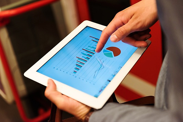 포토 JPG 서양인 남자 비즈니스 그래프 실내 손잡이 한명 들기 사람 정장 근접촬영 20대 성인 신체부위 태블릿 양손 가리킴 비즈니스맨 전철 프라하 외근 성인남자한명만 국내포토 외국인 1 손 옷 육상교통 뷰포인트 모션 대중교통 손짓 청년 내부 전자제품 스마트기기 업무 직장인 체코 남자한명만 성인남자만 파일형식