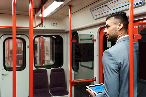 포토 JPG 서양인 응시 남자 의자 비즈니스 그래프 실내 손잡이 한명 서기 들기 사람 정장 상반신 20대 성인 뒷모습 태블릿 기댐 비즈니스맨 전철 프라하 외근 버스노선도 성인남자한명만 국내포토 외국인 1 시선 옷 육상교통 뷰포인트 가구 모션 대중교통 청년 내부 전자제품 스마트기기 업무 직장인 체코 노선도 남자한명만 성인남자만 파일형식