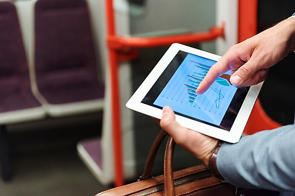 포토 JPG 서양인 남자 서류가방 비즈니스 그래프 실내 손잡이 한명 들기 사람 정장 근접촬영 20대 성인 신체부위 태블릿 양손 가리킴 비즈니스맨 전철 프라하 외근 성인남자한명만 국내포토 외국인 1 손 옷 육상교통 뷰포인트 가방 모션 대중교통 손짓 청년 내부 전자제품 스마트기기 업무 직장인 체코 남자한명만 성인남자만 파일형식