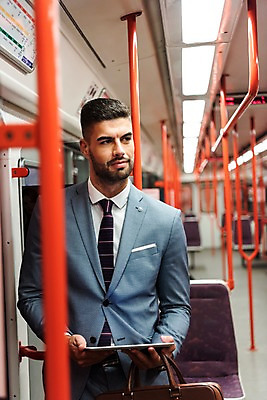 포토 JPG 서양인 응시 남자 의자 서류가방 비즈니스 실내 손잡이 한명 서기 들기 사람 정장 상반신 20대 성인 앞모습 태블릿 기댐 비즈니스맨 전철 프라하 외근 성인남자한명만 국내포토 외국인 1 시선 옷 육상교통 뷰포인트 가구 가방 모션 대중교통 청년 내부 전자제품 스마트기기 업무 직장인 체코 남자한명만 성인남자만 파일형식