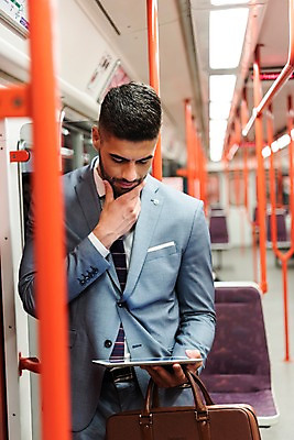 포토 JPG 서양인 응시 남자 의자 서류가방 비즈니스 실내 손잡이 한명 들기 사람 정장 상반신 20대 성인 앞모습 태블릿 기댐 턱괴기 비즈니스맨 전철 프라하 외근 성인남자한명만 국내포토 외국인 1 시선 옷 육상교통 뷰포인트 가구 가방 모션 대중교통 청년 내부 전자제품 스마트기기 업무 직장인 체코 남자한명만 성인남자만 파일형식