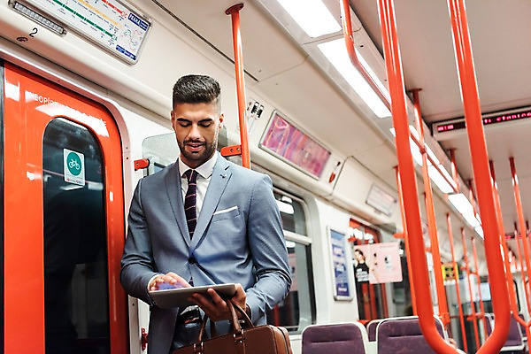 포토 JPG 서양인 응시 남자 서류가방 비즈니스 실내 손잡이 한명 서기 들기 사람 정장 상반신 20대 성인 앞모습 태블릿 기댐 터치 비즈니스맨 전철 프라하 외근 성인남자한명만 국내포토 외국인 1 시선 옷 육상교통 뷰포인트 가방 모션 대중교통 청년 내부 전자제품 스마트기기 업무 직장인 체코 남자한명만 성인남자만 파일형식